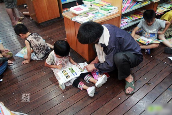 Ngày mùng 8 tháng 7 năm 2012, ban ngày ông Vương không đi ăn xin vì con trai không ngồi yên được. Gần quảng trường tây thành có một hiệu sách, đây cũng là nơi ông hay đến cho con xem sách và tranh thủ dạy con ít chữ.